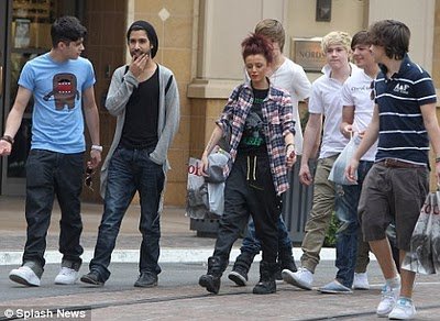 Fashion Industry Jobs  Angeles on Cher Lloyd And One Direction Meet Up At The Grove In Los Angeles